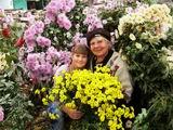 Екатерина Николаевна с внучкой Катей на фоне любимых хризантем