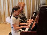 О.А. Брижатая и её ученица Алина Гильмутдинова во время исполнения конкурсной программы
