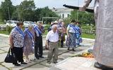 Бывшие выпускники возложили цветы к памятнику односельчанам, погибшим в годы Великой Отечественной войны
