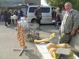 Пенсионер Анатолий Мохонь каждый год вывозит на ярмарку овощи, выращенные на своём огороде