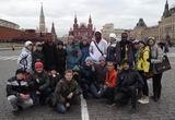 У астраханских школьников была насыщенная экскурсионная программа. Памятный снимок на фоне московского Кремля