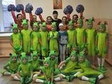 Участники конкурса танцев – учащиеся 2 «а», 2 «б» и 5 «б» классов школы искусств со своим преподавателем Эльвирой Тищенко