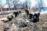 Члены местного отделения КПРФ очистили территорию памятника от мусора