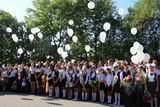 Запустив в небо белые воздушные шары, на торжественной линейке в Камень-Рыболовской школе №2 почтили память детей, погибших в Беслане 10 лет назад