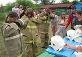 Девочки с удовольствием примерили на себя боевую одежду спасателя-пожарного