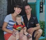 Александр Жуков со своей женой Катей и сыном Женей. Маленькая Алёна не смогла принять участие в семейной фотосессии, так как была очень занята – спала в коляске