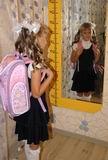 Перед первым и самым волнующим выходом в школу шестилетняя Софья Розенко из Камень-Рыболова на несколько минут задержалась у зеркала. Ещё раз придирчиво осмотрела свой школьный наряд: всё ли в порядке?