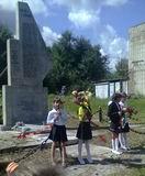 К памятнику погибшим в годы Великой Отечественной войны в с. Первомайское ребята возложили цветы