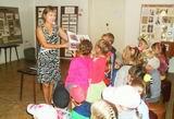 Библиотекарь детского абонемента Елена Василькова знакомит ребят из подготовительной группы с историей Ханкайского района