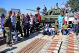 Рядом с площадкой, где прочно обосновались танки Т-72, военнослужащие демонстрировали образцы вооружения