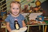 Четырёхлетняя София Жуйкова вместе с мамой смастерила симпатичного пингвинчика