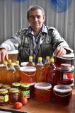 Андрей Воробьёв из Первомайского возит на продажу мёд, но в этом году его товар идёт как никогда плохо из-за неудобного расположения рынка
