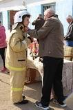 Последние приготовления школьников из Мельгуновки перед стартом: экипироваться в пожарный костюм и получить наставления тренера
