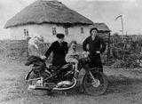 В прошлом веке Мельгуновцы жили в небольших домиках с соломенной крышей и катались на таких вот мотоциклах