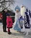 Первоклассницу Полину Чистоклетову из Алексеевки с наступающим Новым годом поздравили Дед Мороз со Снегурочкой