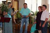 Начальник отдела ЗАГС Э. Семененко и глава района В. Мищенко поздравили семью Корольковых, которая отмечает в этом году жемчужную свадьбу