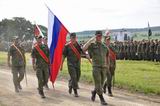 Боевое знамя части и флаг России торжественно пронесли вдоль строя военнослужащих