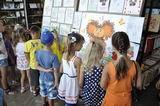 Дети увлеченно искали на стенде свои творения и рассматривали рисунки других ребят