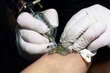 Заразиться вирусным гепатитом можно при нанесении татуировки