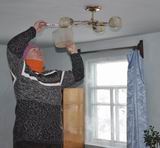 Елена Васильева охотно помогает пожилым людям навести порядок в доме