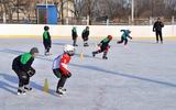 Первые тренировки юных хоккеистов посвящены катанию на льду