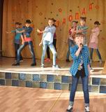 Учащаяся Камень-Рыболовской школы №3 Полина Руденко подготовила творческий номер в тандеме с танцевальной группой