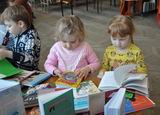 Малышам приглянулись новенькие глянцевые издания, недавно пополнившие книжный фонд детского абонемента