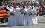 Девушки в белых платьях по традиции исполнили танец под печальную мелодию песни «Журавли»