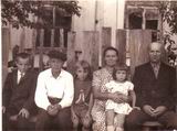 Семён Никитович и Евдокия Свиридовна Руденко в 1953 приехали в Дворянку по переселению из Черниговской области Уркраины. На фотографии они с внуками. Один из них – Анатолий (крайний слева) – и сейчас живёт в селе. Фото 1965 года