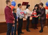 Родителям троих детей Вячеславу и Александре Семенихиным вручили сертификат на материнский (семейный) капитал, а также подарки от отдела ЗАГС