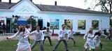 Ребята из танцевального коллектива «Статус» зажигательно исполнили танец «Мы русские»