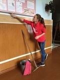 Десятиклассница Екатерина Рыжук из Ильинки помогает наводить порядок в своей школе. Всего в Ханкайском районе в июне 2018 года центром занятости было трудоустроено 83 подростка – все они работают в школах