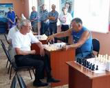 Ханкаец Николай Остапенко (справа) принял участие в шахматном турнире