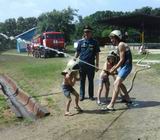 Дети с азартом принимали участие в весёлых пожарных стартах