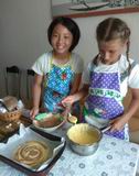Риона Кубота и Арина Васильева вместе приготовили пирог «Зебра»