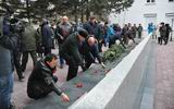 Жители и гости района почтили память погибших воинов, возложив к памятнику свежие цветы