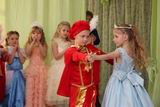 В финале спектакля принц (Максим Сурков) пригласил Золушку (Маргарита Савченко) на танец