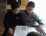 В ходе патриотического часа владимиро-петровские школьники рассматривали альбом с фотографиями и рассказами о ветеранах войны и тружениках тыла из их родного села