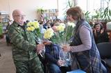 Участнику афганских событий Виктору Малявка директор Камень-Рыболовской библиотеки Наталья Тасун вручила цветы