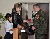 Майору Игорю Тумайкину медаль и памятный подарок вручила врио главы Ханкайского района Анжела Бурая