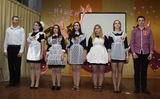 Старшеклассники Новокачалинской школы в образе юных комсомольцев поздравили школу с юбилеем