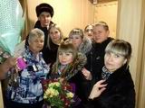 Выпускники Владимиро-Петровской школы подарили цветы своему классному руководителю Наталье Михайловне Шикуновой, которая 9 февраля отметила день рождения