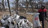 В Камень-Рыболове предприниматель Евгений Биденков организовал уборку мусора на берегу Ханки