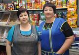Ольга Каравайкина и Марина Квитченко (слева направо) работают в магазине «Кристалл-2» со дня его основания