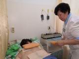 Медсестра физиотерапевтического кабинета Нина Ивановна Андрианова готовит пациента к процедуре электрофореза