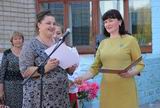 Директор школы Ирина Николаевна Отставных (слева) получила благодарственное письмо от председателя районной думы Елены Литовченко