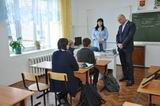 В Комиссаровской школе депутат познакомился с учениками, поговорив с ними о выборе будущей профессии