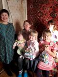 Начальник Ханкайского отдела соцзащиты Тамара Костенко вручила подарки шестерым детям Елены Скородумовой из Камень-Рыболова