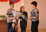 Глава района Аэлита Вдовина тепло поздравила семью Бортниковых из Камень-Рыболова с рождением второго ребёнка, который первым появился на свет в Ханкайском районе в 2020 году