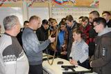 Начальник тыла отдела МВД России по Ханкайскому району Сергей Гриценюк продемонстрировал студентам оружие, находящееся на вооружении отдела внутренних дел
